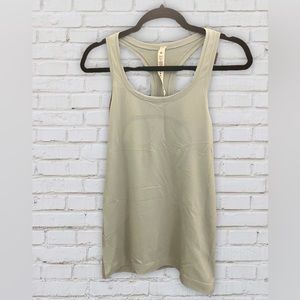 Lululemon Swiftly Tech
Racerback 2.0 Size 6